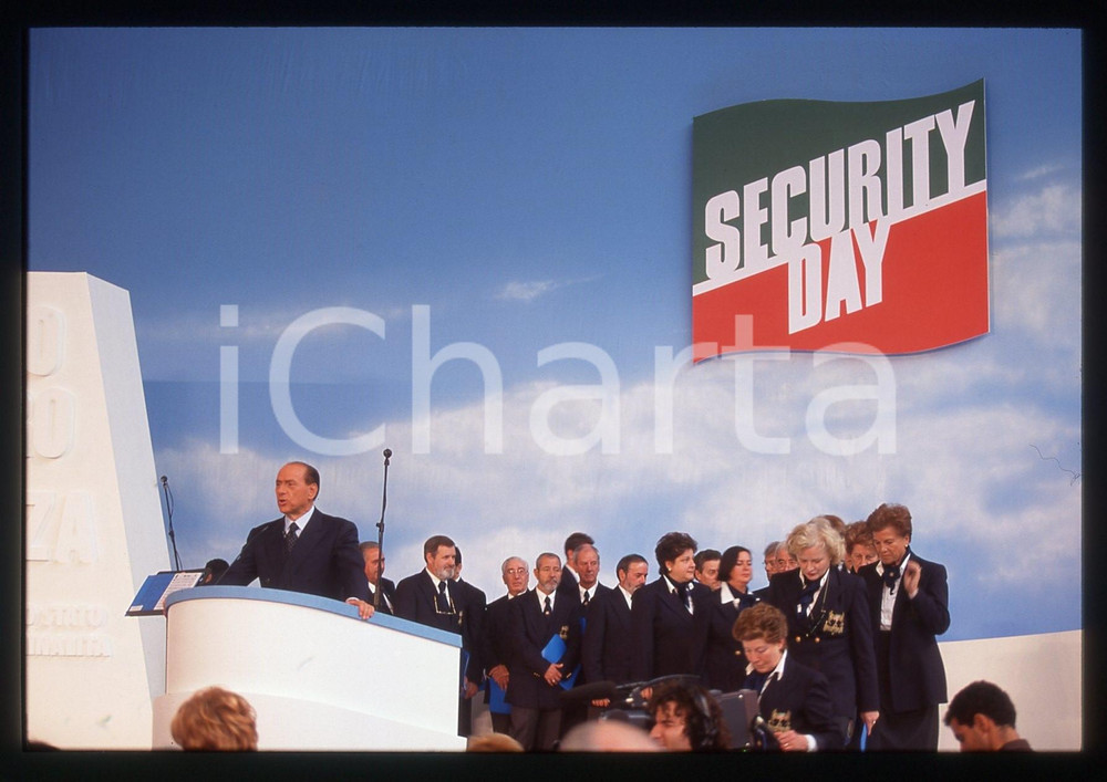 Silvio BERLUSCONI FORZA ITALIA SECURITY DAY Milano 1999 * 35 mm vintage slide Diapositiva d'epoca, in formato 35 mm.Si prega di rivolgersi per i diritti a ICharta.E' severamente vietata la riproduzione. Tutti i diritti sono riservati.Nella diapositiva ICharta mette in vendita, sul negozio eBay e in esclusiva sul sito "icharta" il proprio archivio composto da numerose diapositive e negativi fotografici d'epoca, tutti originali e autentici, che attraversano la storia del costume italiano tra gli la fine degli anni Sessanta e Novanta.Si tratta di uno sguardo inedito sull'attualit&agrave;, la politica, la vita quotidiana, il gossip e la cultura, che fotografa il cambiamento della nazione in quest'ultimo scorcio del XX secolo. Un'occasione unica per il mercato del collezionismo, che vede finalmente disponibile un archivio eccezionale per vastit&agrave;, tematiche e condizioni, in un settore (il negativo fotografico e la diapositiva) di assoluta novit&agrave; e dalle interessanti prospettive di investimento.  GOOD/buono   originale e autentica 1