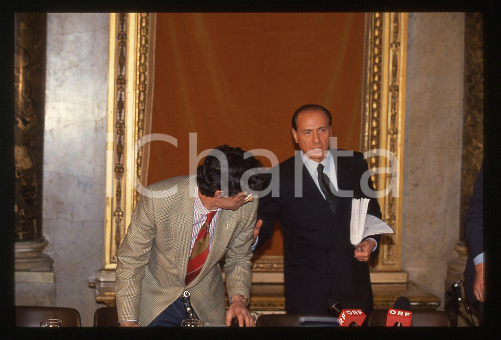 Silvio BERLUSCONI e Umberto BOSSI POLITICA LEGA NORD 1994 *35 mm vintage slide 2  Diapositiva d'epoca, in formato 35 mm.Si tratta dell'accordo tra Forza Italia, Lega Nord, CCD e Alleanza Nazionale al Sud.Si prega di rivolgersi per i diritti a ICharta.E' severamente vietata la riproduzione. Tutti i diritti sono riservati.Nella diapositiva ICharta mette in vendita, sul negozio eBay e in esclusiva sul sito "icharta" il proprio archivio composto da numerose diapositive e negativi fotografici d'epoca, tutti originali e autentici, che attraversano la storia del costume italiano tra gli la fine degli anni Sessanta e Novanta.Si tratta di uno sguardo inedito sull'attualit&agrave;, la politica, la vita quotidiana, il gossip e la cultura, che fotografa il cambiamento della nazione in quest'ultimo scorcio del XX secolo. Un'occasione unica per il mercato del collezionismo, che vede finalmente disponibile un archivio eccezionale per vastit&agrave;, tematiche e condizioni, in un settore (il negativo fotografico e la diapositiva) di assoluta novit&agrave; e dalle interessanti prospettive di investimento.  GOOD/buono   originale e autentica 1