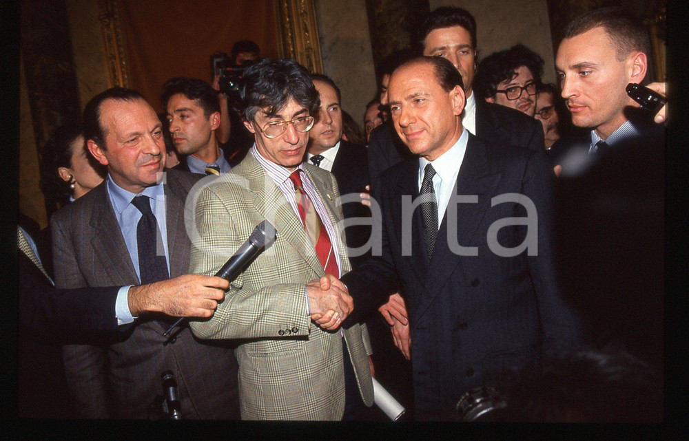 Silvio BERLUSCONI e Umberto BOSSI POLITICA LEGA NORD 1994 *35 mm vintage slide 3  Diapositiva d'epoca, in formato 35 mm.Si tratta dell'accordo tra Forza Italia, Lega Nord, CCD e Alleanza Nazionale al Sud.Si prega di rivolgersi per i diritti a ICharta.E' severamente vietata la riproduzione. Tutti i diritti sono riservati.Nella diapositiva ICharta mette in vendita, sul negozio eBay e in esclusiva sul sito "icharta" il proprio archivio composto da numerose diapositive e negativi fotografici d'epoca, tutti originali e autentici, che attraversano la storia del costume italiano tra gli la fine degli anni Sessanta e Novanta.Si tratta di uno sguardo inedito sull'attualit&agrave;, la politica, la vita quotidiana, il gossip e la cultura, che fotografa il cambiamento della nazione in quest'ultimo scorcio del XX secolo. Un'occasione unica per il mercato del collezionismo, che vede finalmente disponibile un archivio eccezionale per vastit&agrave;, tematiche e condizioni, in un settore (il negativo fotografico e la diapositiva) di assoluta novit&agrave; e dalle interessanti prospettive di investimento.  GOOD/buono   originale e autentica 1