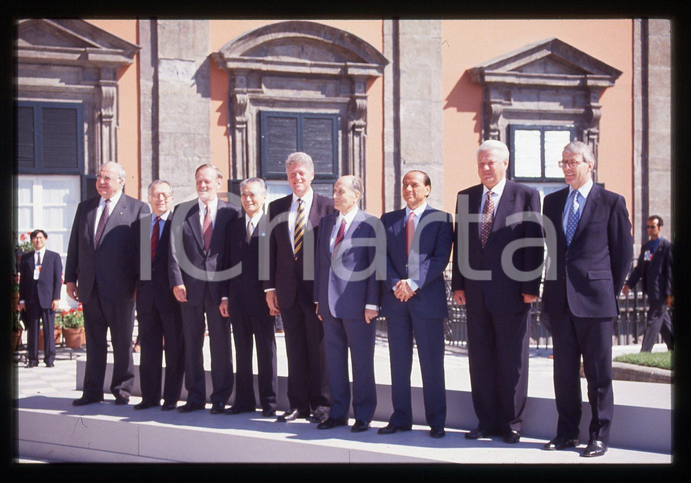 Silvio BERLUSCONI Helmut KOHL Bill CLINTON G7 NAPOLI 1994 * 35 mm vintage slide Diapositiva originale d'epoca. Sono ritratti, inoltre, Fran&ccedil;ois Mitterand, Boris Eltsin, John Major, Jacques Delors, Jean Chretien e Tomiichi Murayama.Per i diritti rivolgersi a ICharta.CONDIZIONI: GOODE' severamente vietata la riproduzione. Tutti i diritti sono riservati.Nella diapositiva ICharta mette in vendita, sul negozio eBay e in esclusiva sul sito "icharta" il proprio archivio composto da numerose diapositive e negativi fotografici d'epoca, tutti originali e autentici, che attraversano la storia del costume italiano tra gli la fine degli anni Sessanta e Novanta.Si tratta di uno sguardo inedito sull'attualit&agrave;, la politica, la vita quotidiana, il gossip e la cultura, che fotografa il cambiamento della nazione in quest'ultimo scorcio del XX secolo. Un'occasione unica per il mercato del collezionismo, che vede finalmente disponibile un archivio eccezionale per vastit&agrave;, tematiche e condizioni, in un settore (il negativo fotografico e la diapositiva) di assoluta novit&agrave; e dalle interessanti prospettive di investimento.   GOOD/buono   originale e autentica 1