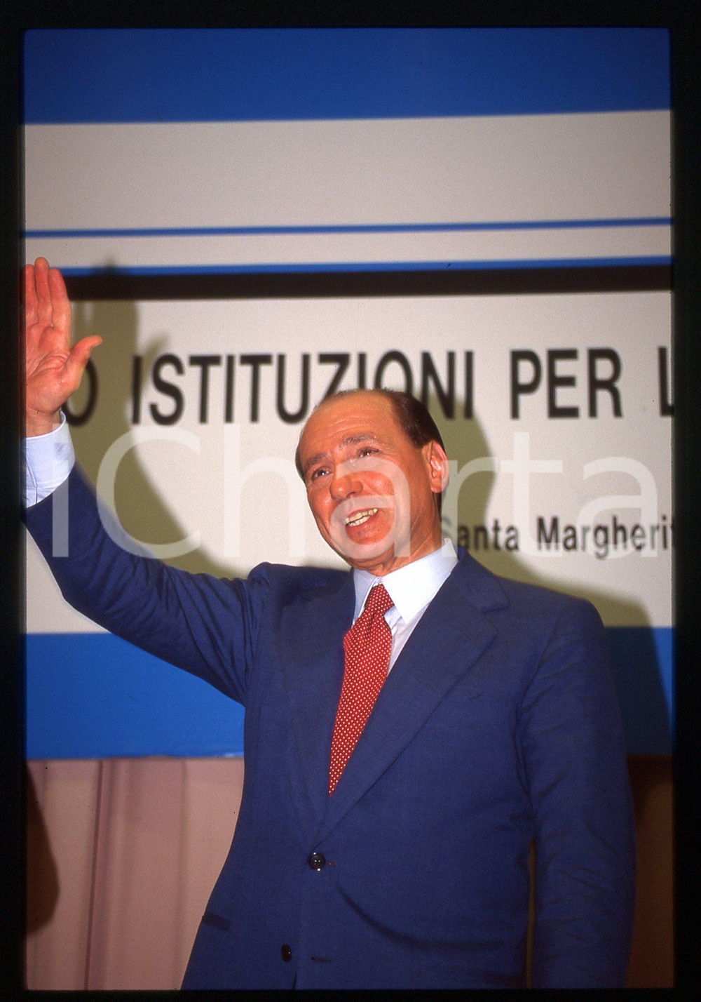Silvio BERLUSCONI - Convegno CONFINDUSTRIA 1995 * 35 mm vintage slide 11  Diapositiva d'epoca, in formato 35 mm.Si tratta del convegno di Confindustria "Impresa, lavoro, istituzioni per la nuova Italia", tenutosi presso il Grand Hotel Miramare a Santa Margherita Ligure il 9-10 giugno 1995.Per i diritti rivolgersi a ICharta.E' severamente vietata la riproduzione. Tutti i diritti sono riservati.Nella diapositiva ICharta mette in vendita, sul negozio eBay e in esclusiva sul sito "icharta" il proprio archivio composto da numerose diapositive e negativi fotografici d'epoca, tutti originali e autentici, che attraversano la storia del costume italiano tra gli la fine degli anni Sessanta e Novanta.Si tratta di uno sguardo inedito sull'attualit&agrave;, la politica, la vita quotidiana, il gossip e la cultura, che fotografa il cambiamento della nazione in quest'ultimo scorcio del XX secolo. Un'occasione unica per il mercato del collezionismo, che vede finalmente disponibile un archivio eccezionale per vastit&agrave;, tematiche e condizioni, in un settore (il negativo fotografico e la diapositiva) di assoluta novit&agrave; e dalle interessanti prospettive di investimento.   GOOD/buono   originale e autentica 1