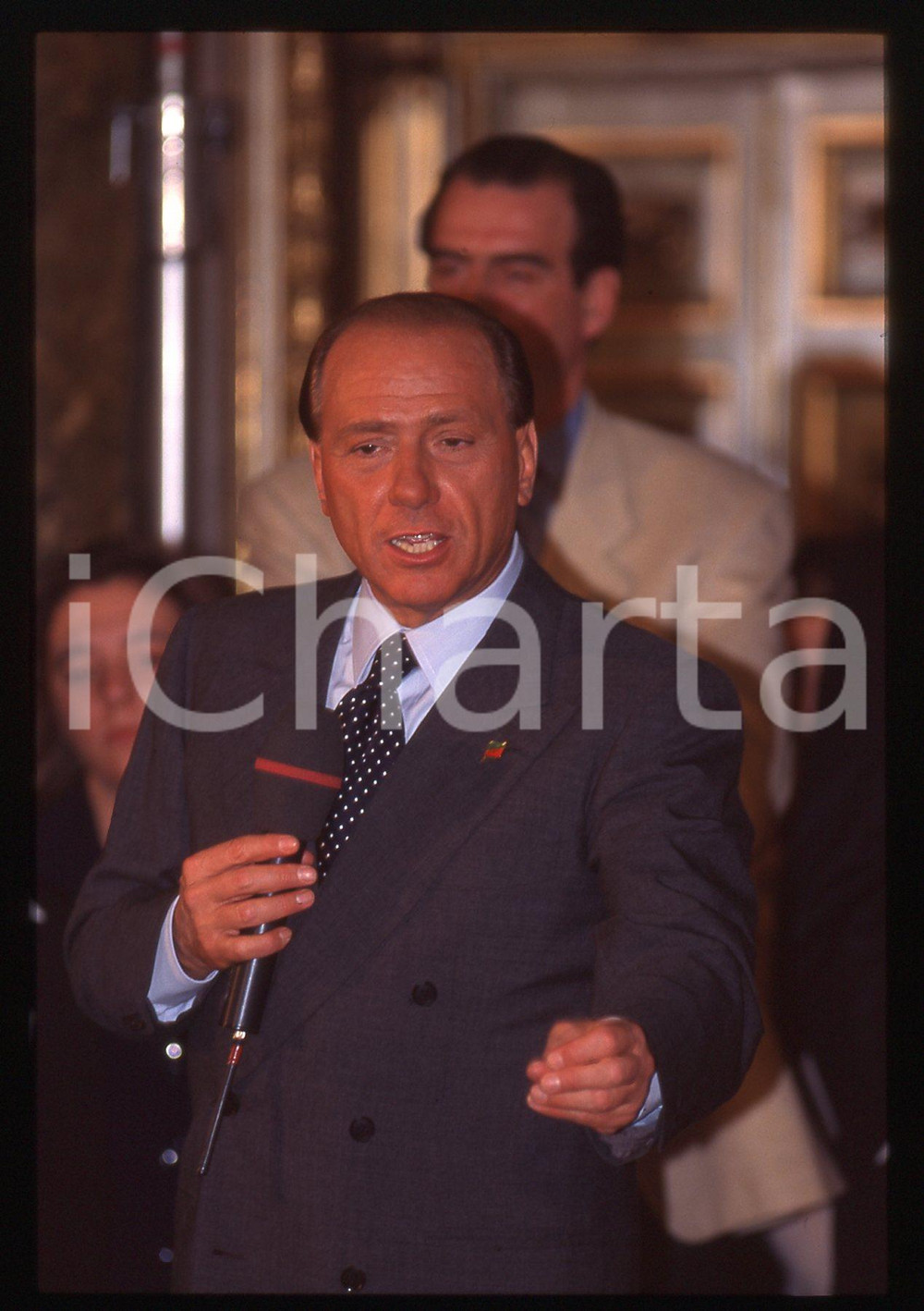 Silvio BERLUSCONI POLITICA - FORZA ITALIA 1995 ca *35 mm vintage slide 203  Diapositiva d'epoca, in formato 35 mm.Si prega di rivolgersi per i diritti a ICharta.E' severamente vietata la riproduzione. Tutti i diritti sono riservati.Nella diapositiva ICharta mette in vendita, sul negozio eBay e in esclusiva sul sito "icharta" il proprio archivio composto da numerose diapositive e negativi fotografici d'epoca, tutti originali e autentici, che attraversano la storia del costume italiano tra gli la fine degli anni Sessanta e Novanta.Si tratta di uno sguardo inedito sull'attualit&agrave;, la politica, la vita quotidiana, il gossip e la cultura, che fotografa il cambiamento della nazione in quest'ultimo scorcio del XX secolo. Un'occasione unica per il mercato del collezionismo, che vede finalmente disponibile un archivio eccezionale per vastit&agrave;, tematiche e condizioni, in un settore (il negativo fotografico e la diapositiva) di assoluta novit&agrave; e dalle interessanti prospettive di investimento.   GOOD/buono   originale e autentica 1