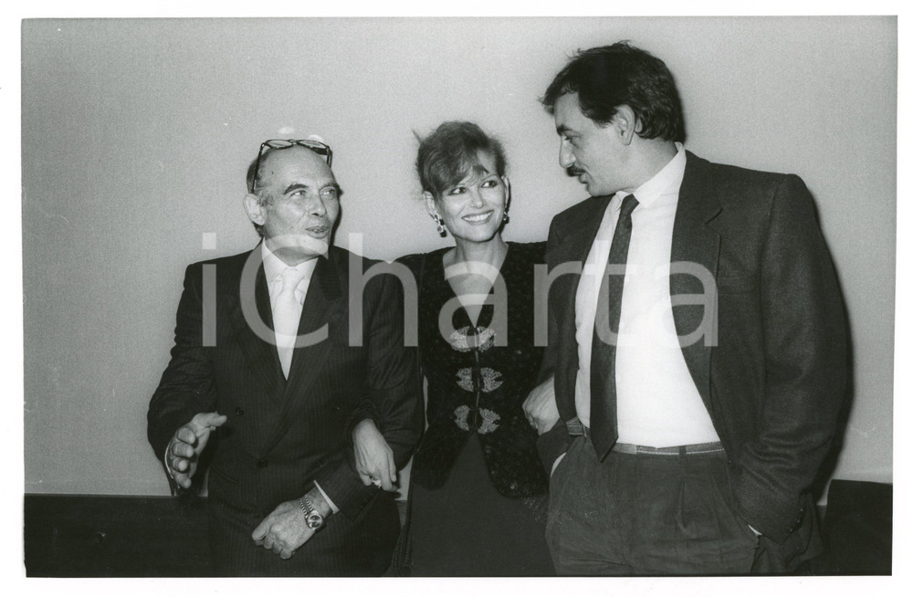 Fotografia d epoca originale 1985 ca CINEMA Claudia CARDINALE con il marito Pasquale SQUITIERI Foto 24x18 1