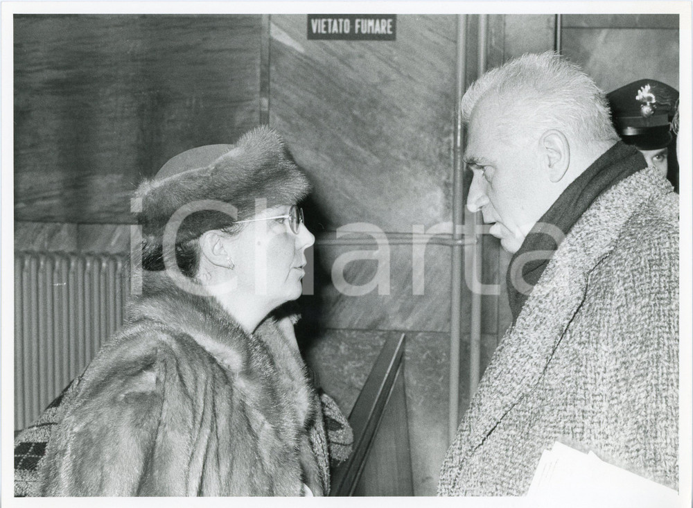 Fotografia d epoca originale 1986 TRIBUNALE DI MILANO Luigi CAVALLO discute con la moglie Foto 24x18 cm 1