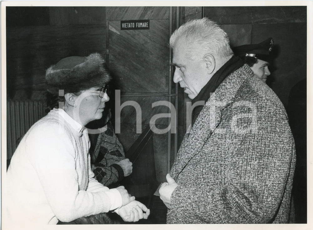 Fotografia d epoca originale 1986 TRIBUNALE DI MILANO Luigi CAVALLO discute con la moglie  Foto 24x18 cm 1