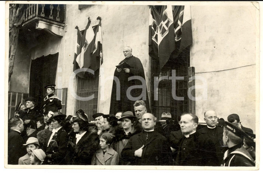 Fotografia d epoca originale 1940 ca MILANO Sacerdote a una cerimonia con balilla marinaretti Foto 18x13 cm 1
