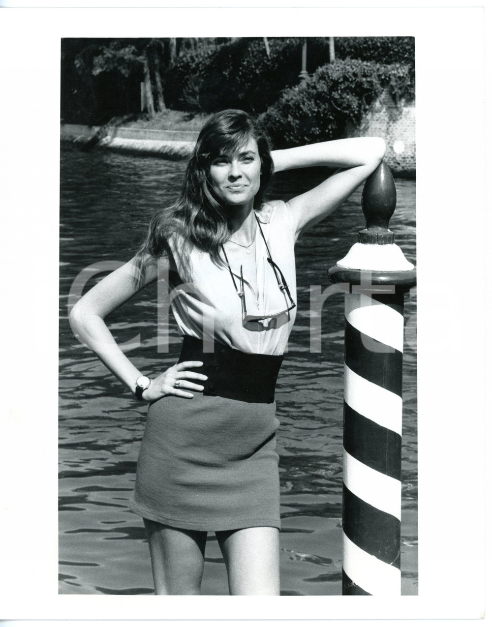Fotografia d epoca originale 1988 MOSTRA DEL CINEMA DI VENEZIA Carol ALT posa sul molo  Foto 20x25 cm 1
