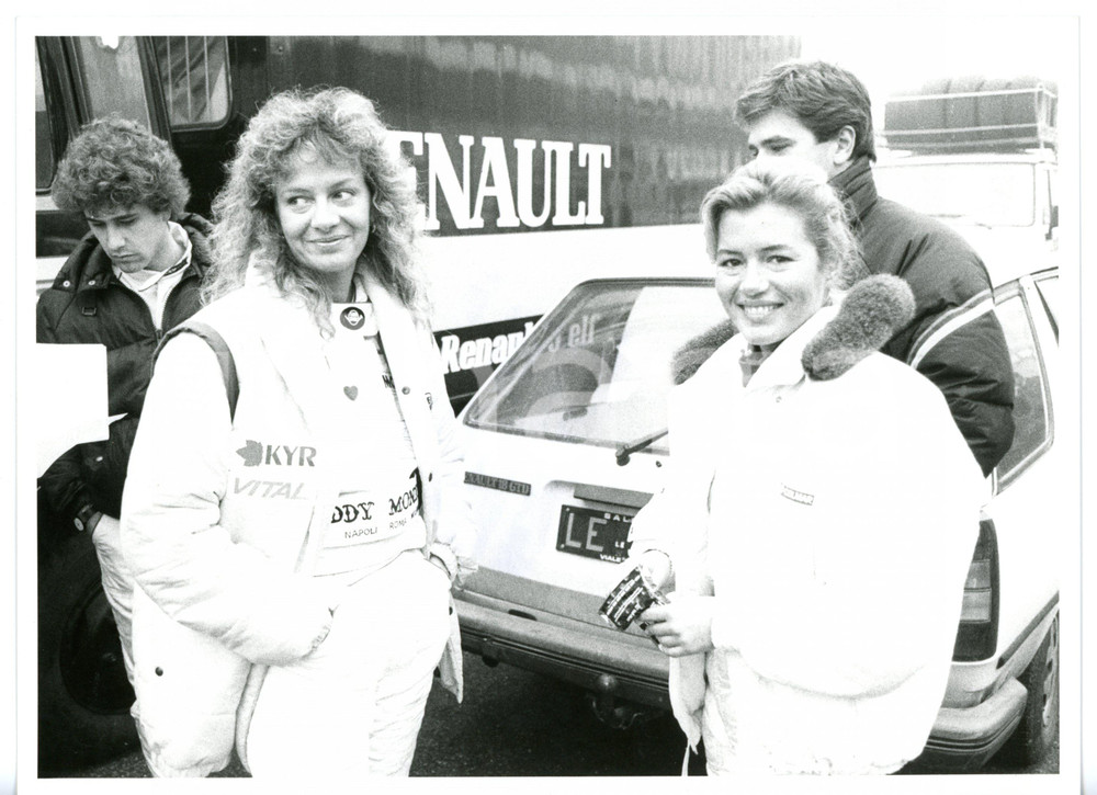 Fotografia d epoca originale 1985 ca COSTUME Patricia PILCHARD con Marina PERZY durante evento RENAULT Foto 1