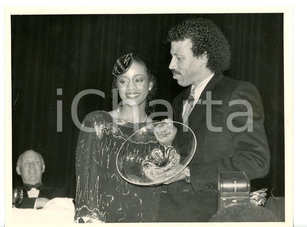 Fotografia d epoca originale 1990 ca MUSICA  Lionel RICHIE con la moglie Brenda HARVEY durante premiazione 1