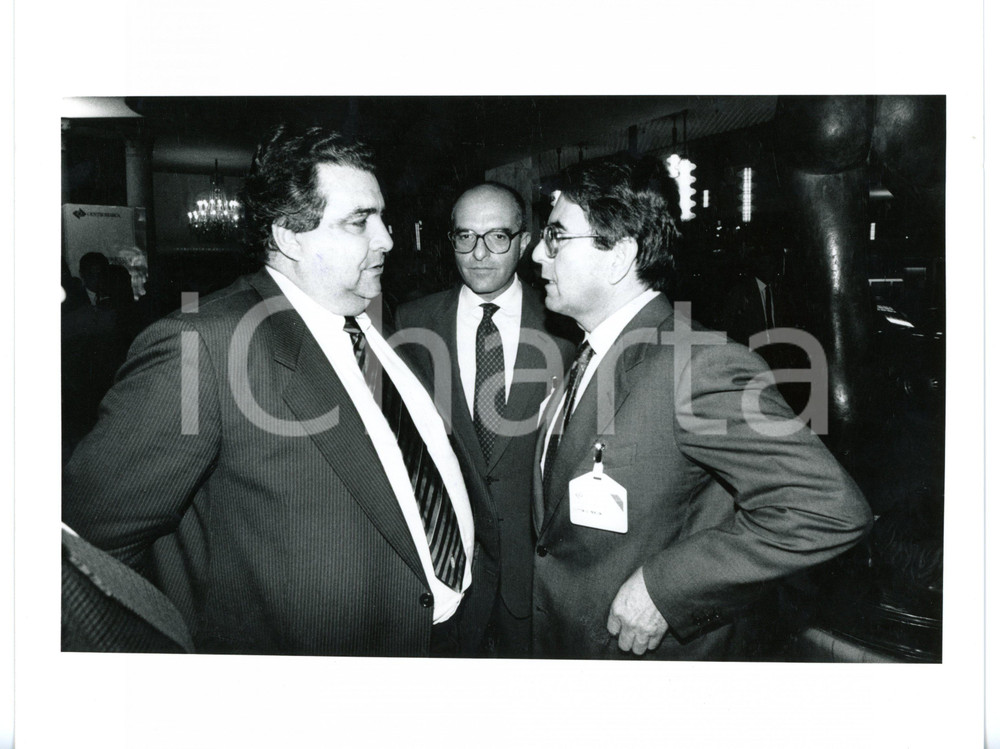 Fotografia d epoca originale 1985 ca MILANO Abel AGANBEGYAN a colloquio con Vittorio MERLONI Foto 25x20 cm 1