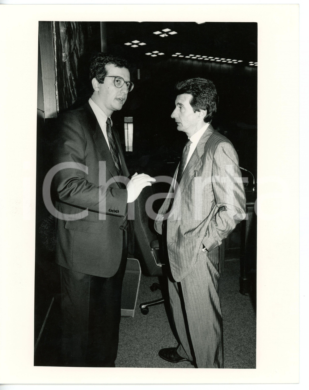 Fotografia d epoca originale 1985 ca POLITICA Walter VELTRONI discute con Quintilio TOMBOLINI Foto 24x18 cm 1