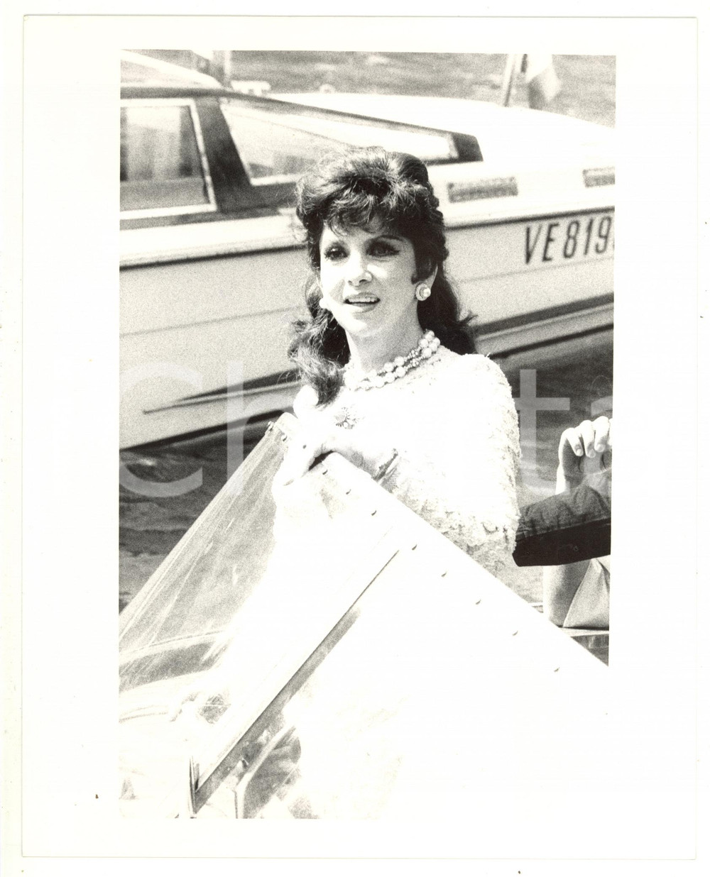 Fotografia d epoca originale 1988 VENEZIA Mostra del Cinema  Arrivo Gina LOLLOBRIGIDA su motoscafo Foto 1