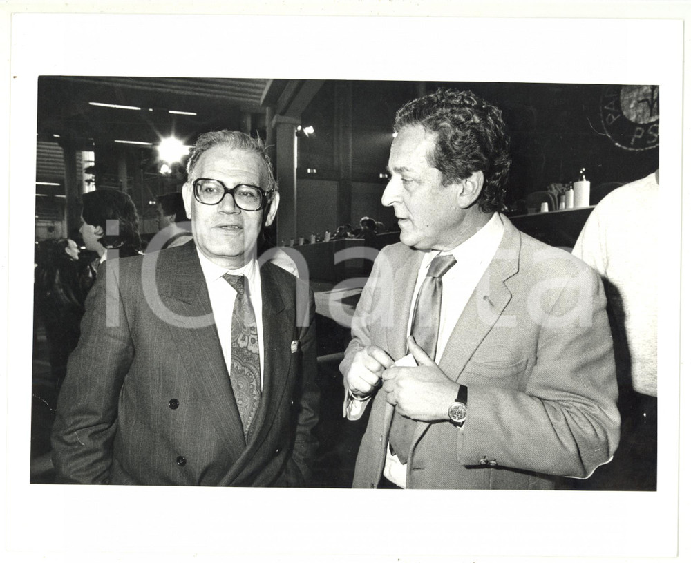 Fotografia d epoca originale 1984 VERONA Congresso del PSI  Carlo RIPA DI MEANA con l ambasciatore francese 1