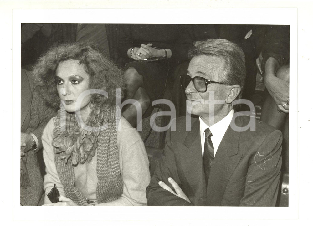 Fotografia d epoca originale 1985 ca COSTUME Ritratto di Loretta GOGGI con lo stilista Giuliano RAVIZZA Foto 1