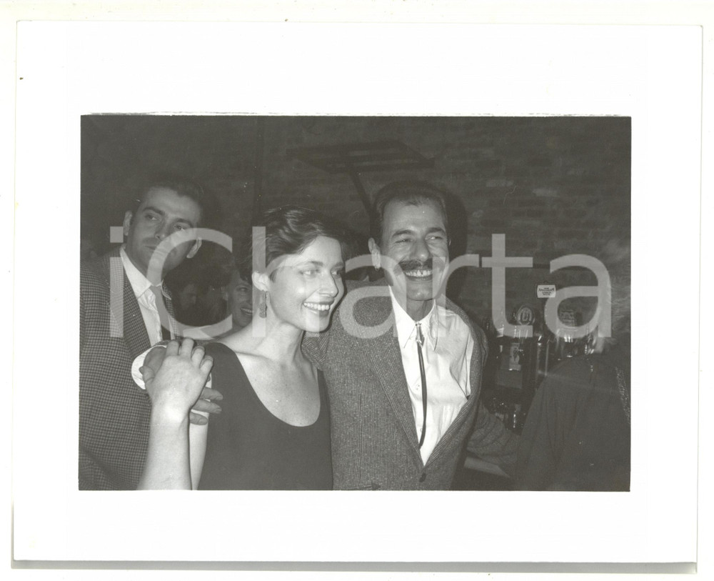 Fotografia d epoca originale 1989 NEW YORK Ritratto di Isabella ROSSELLINI in un bar  Foto 24x18 cm 1