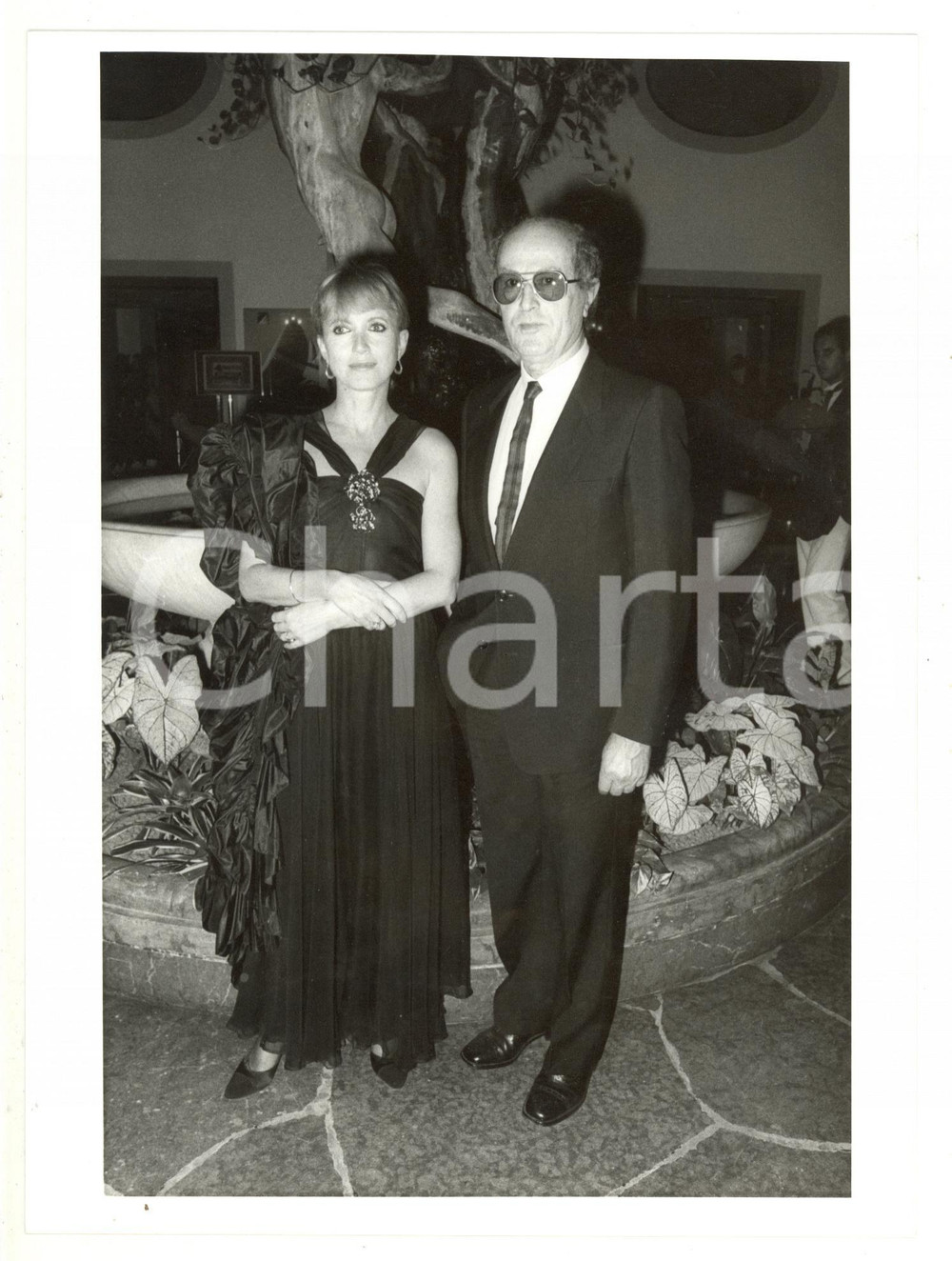 Fotografia d epoca originale 1985 ca CINEMA Il regista Manoel de OLIVEIRA con l attrice Bulle OGIER  Foto 1