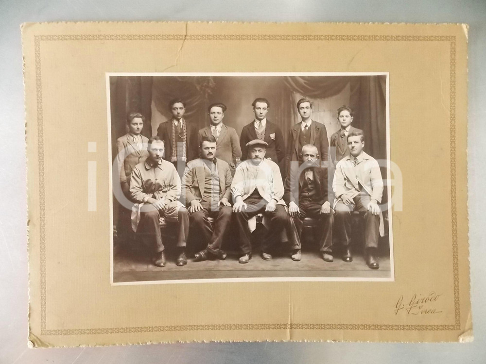 1920 ca IVREA Artista nel suo atelier con le maestranze - Foto G. GIRODO 36x26