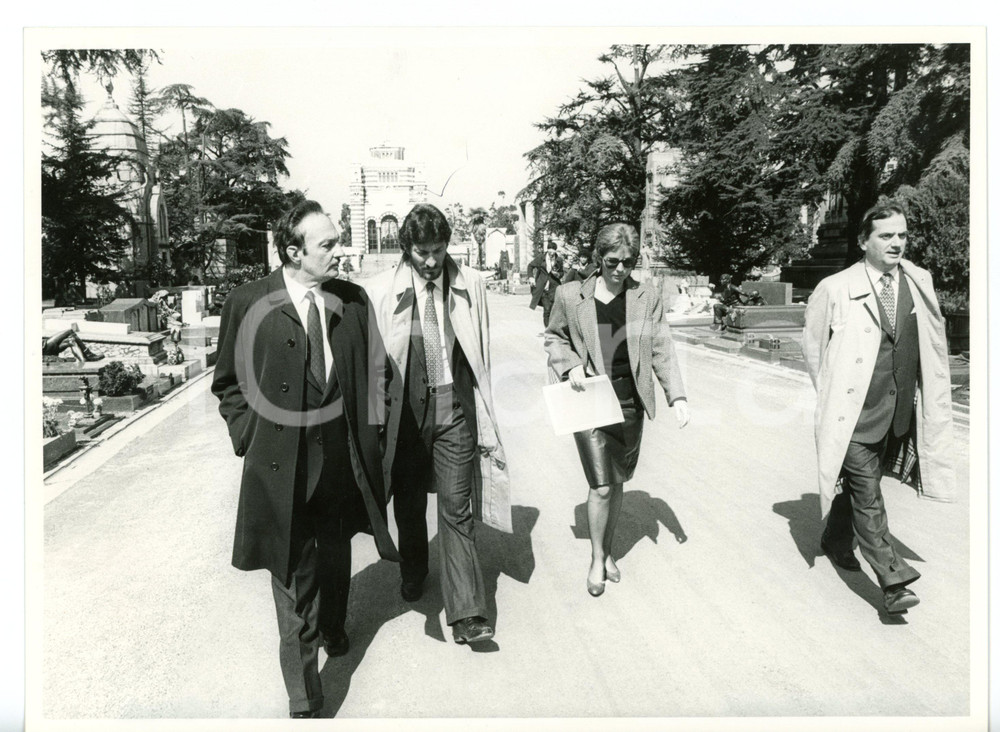 1986 MILANO Funerali Michele SINDONA - Ennio e Marco SINDONA, Piersandro MAGNONI Fotografia di agenzia. CONDIZIONI: G (ma lieve segno a biro)FORMATO: 24x18 cm    originale e autentica 1