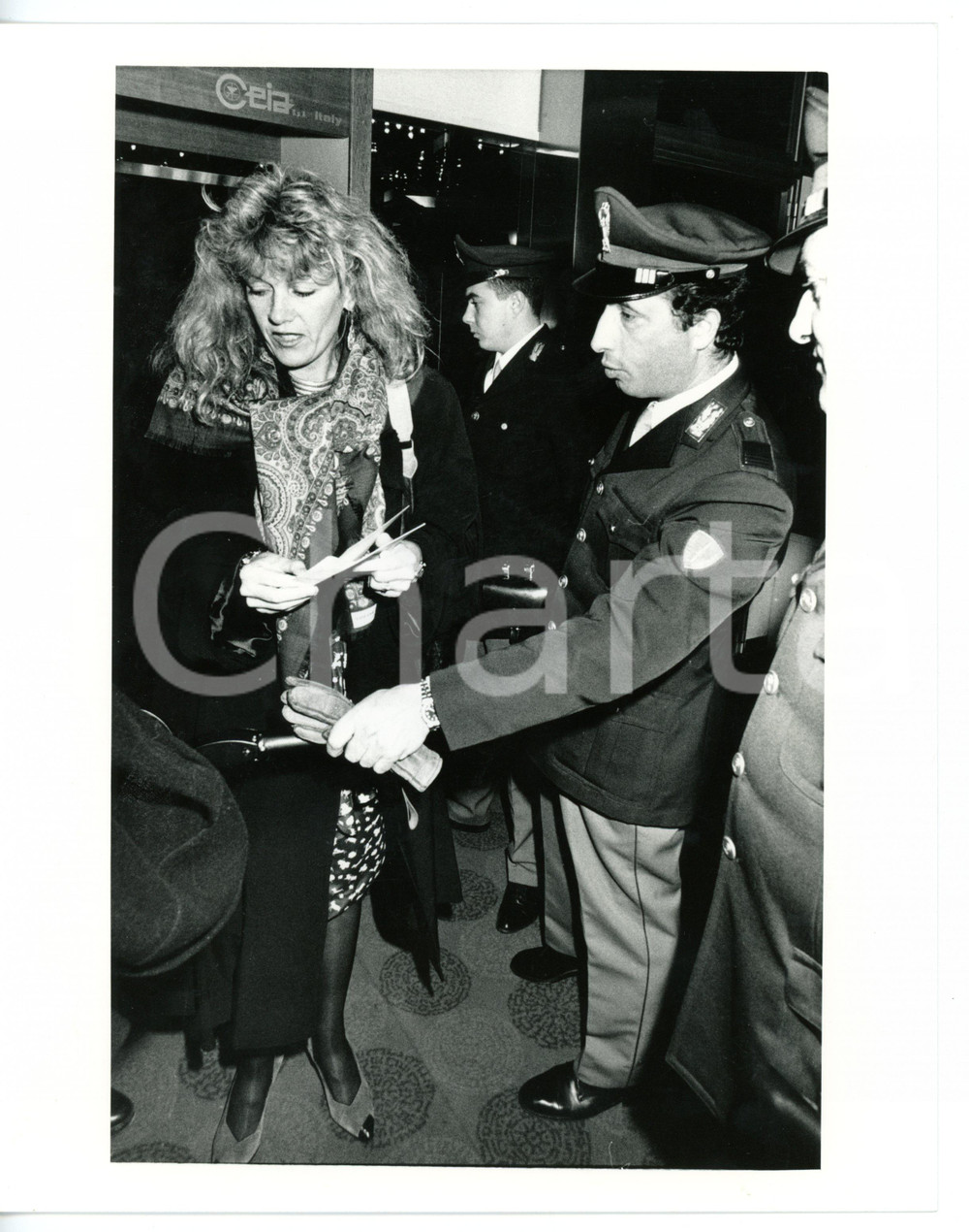 Fotografia d epoca originale 1985 ca COSTUME ITALIA Caterina CASELLI scortata dalla Polizia Foto 20x25 cm 1