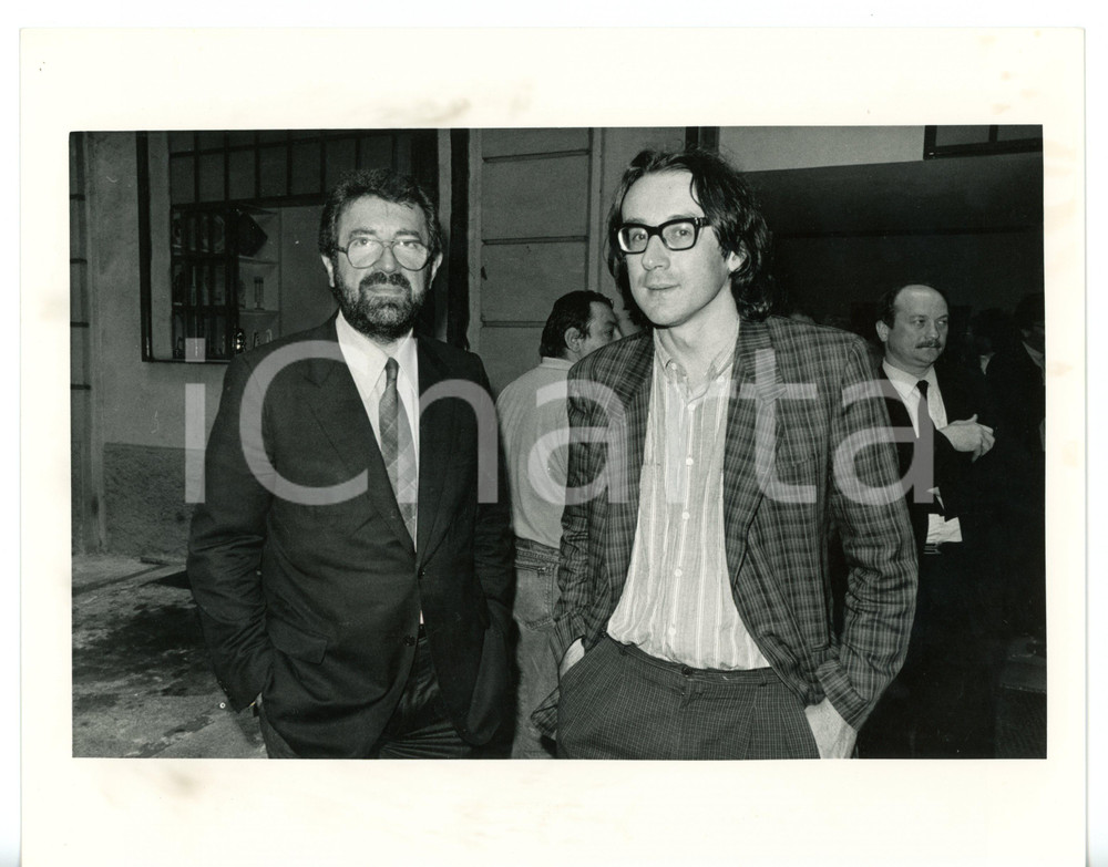 Fotografia d epoca originale 1985 ca MILANO Il filosofo Giulio GIORELLO al termine di una conferenza  Foto 1