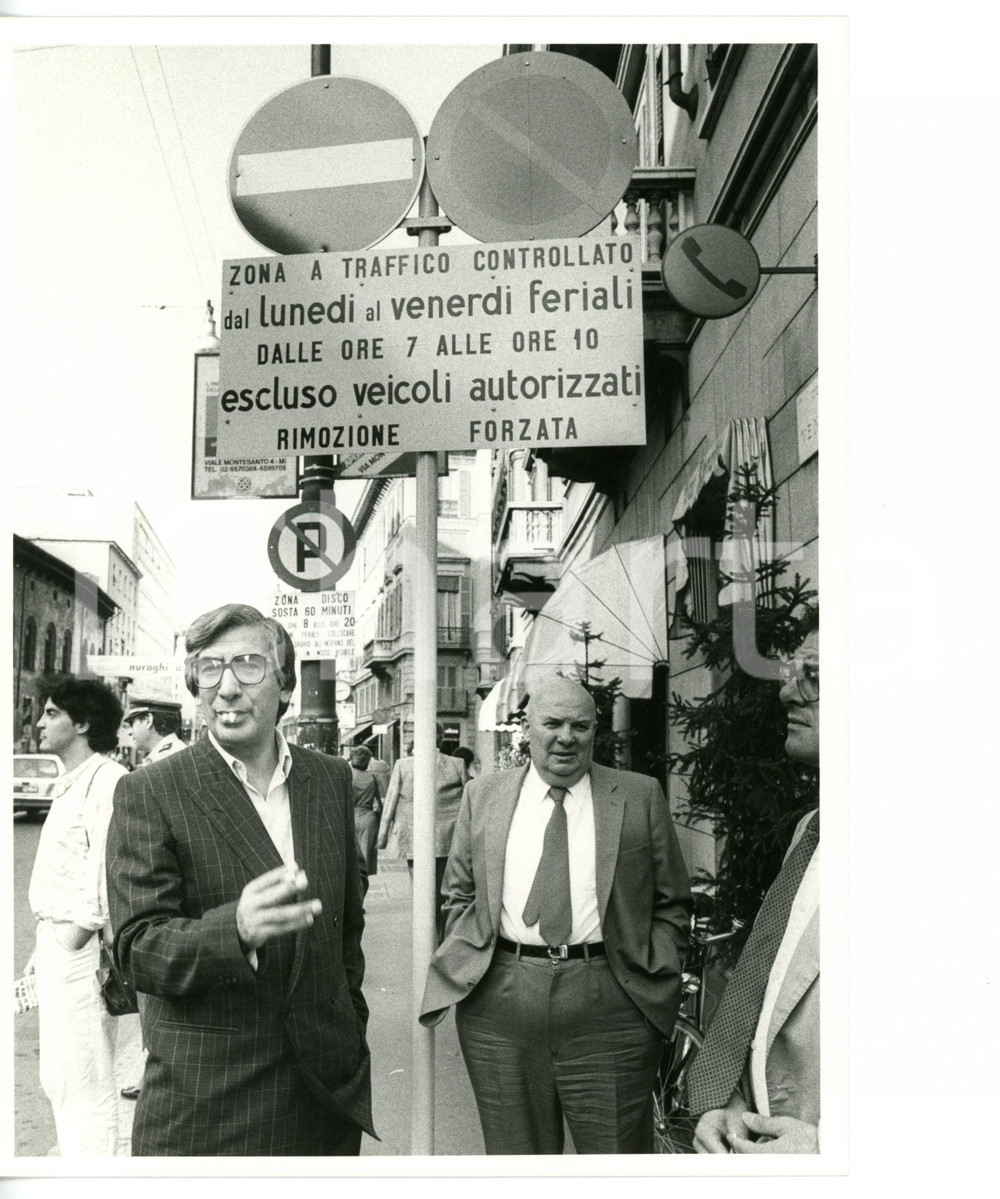 Fotografia d epoca originale 1985 ca MILANO Assessore Angelo CAPONE con il dott. COZZA sotto cartello ZTC 1
