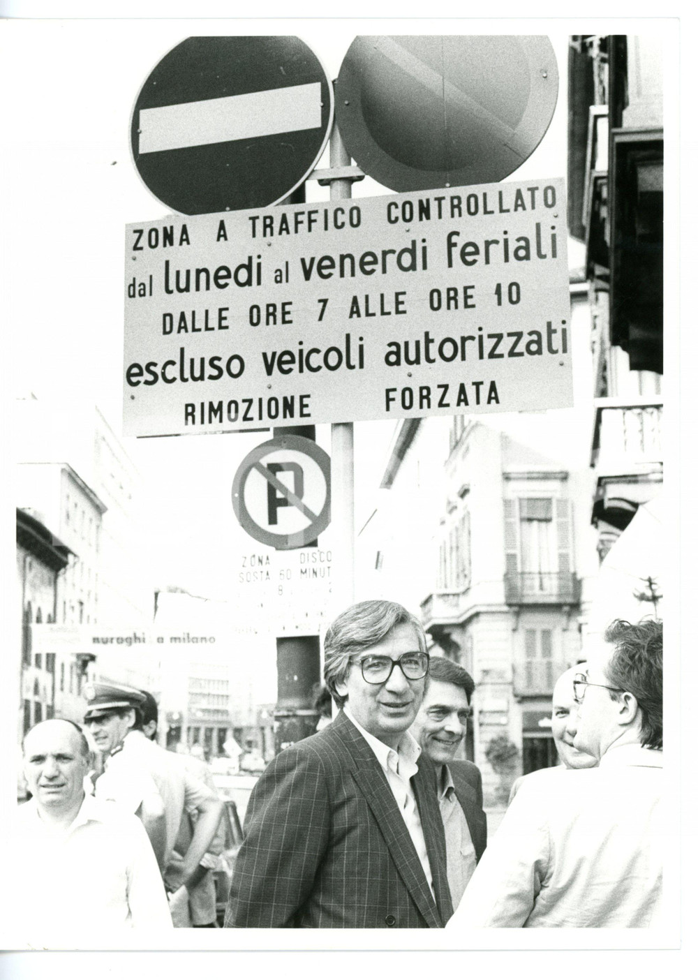 1985 ca MILANO Il capodipartimento viabilità dott. COZZA sotto cartello ZTC 