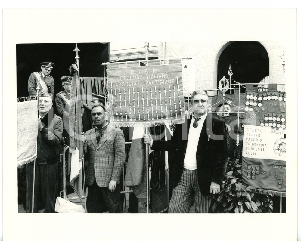 Fotografia d epoca originale 1985 ca MILANO Cerimonia ex combattenti  Associazione FIAP Foto 24x18 cm 1