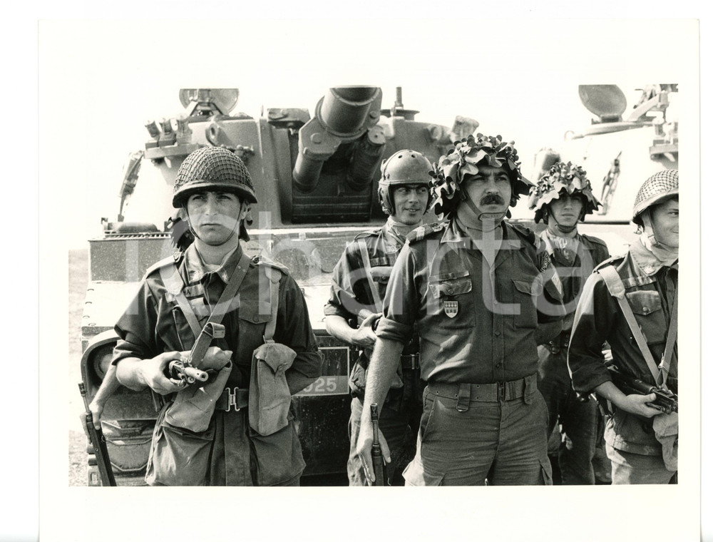 Fotografia d epoca originale 1985 ca ESERCITO Soldati italiani e portoghesi durante esercitazione militare 1