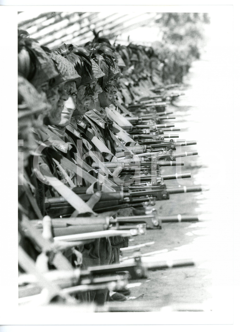 1985 ca ESERCITO ITALIANO Mitraglieri con fucili spiegati *Foto ARTISTICA 18x24 