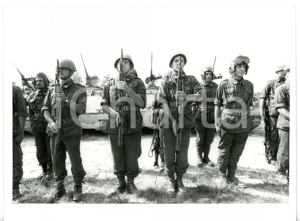1985 ca ESERCITO Mitraglieri sull'attenti durante esercitazione militare - Foto