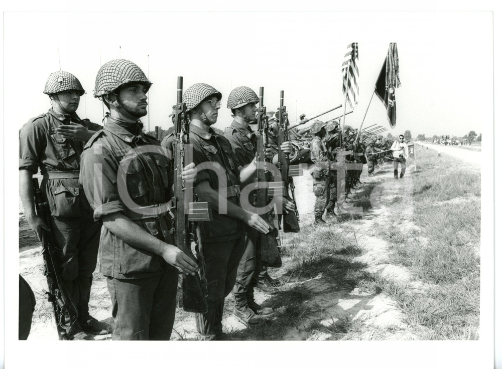 1985 ca ESERCITO Mitraglieri sull'attenti durante esercitazione militare *Foto