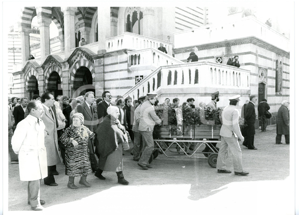 Fotografia d epoca originale 1986 MILANO Cimitero Monumentale  Funerali Michele SINDONA Fotografia 24x18 cm 1