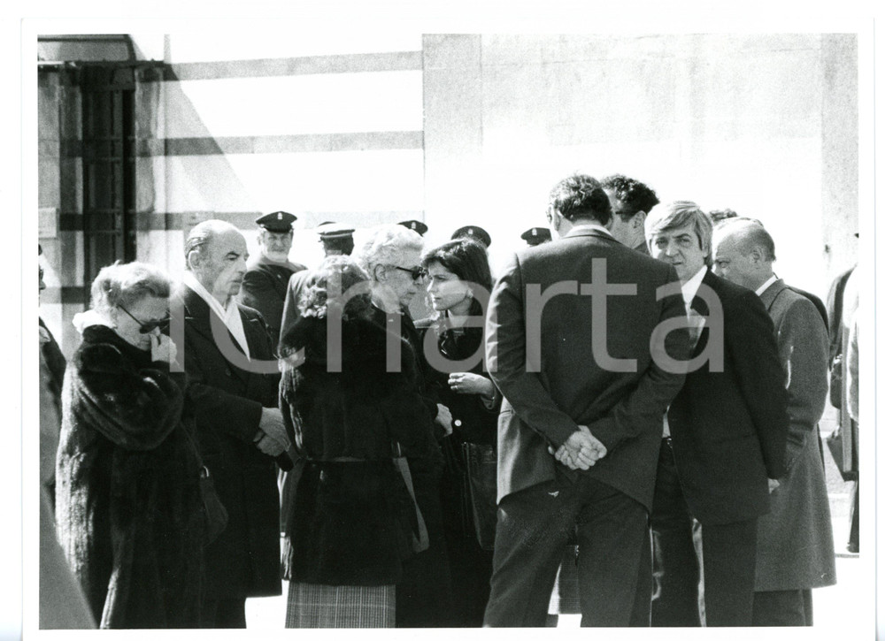 Fotografia d epoca originale 1986 MILANO Funerali Michele SINDONA  La famiglia al Monumentale Foto 24x18 cm 1