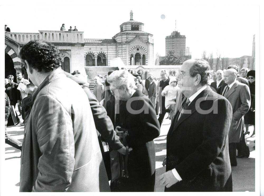 Fotografia d epoca originale 1986 MILANO Funerali Michele SINDONA  La famiglia al Monumentale  Foto 24x18 1