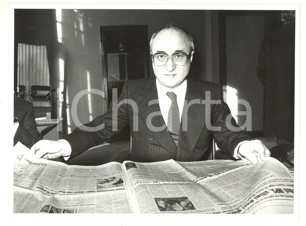 1985 POLITICA DC Enrico DE MITA legge il giornale - Foto 24x18 cm Fotografia di agenzia. CONDIZIONI: G FORMATO: 24x18 cm  originale e autentica 1