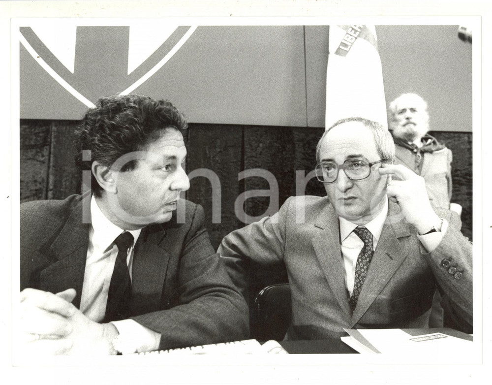 Fotografia d epoca originale 1985 ca MILANO POLITICA DC Roberto MAZZOTTA discute con Enrico DE MITA 2 Foto 1