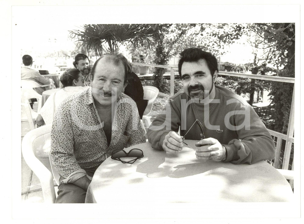 1985 ca VENEZIA MOSTRA DEL CINEMA Regista Carlos SORIN ai tavolini di un bar
