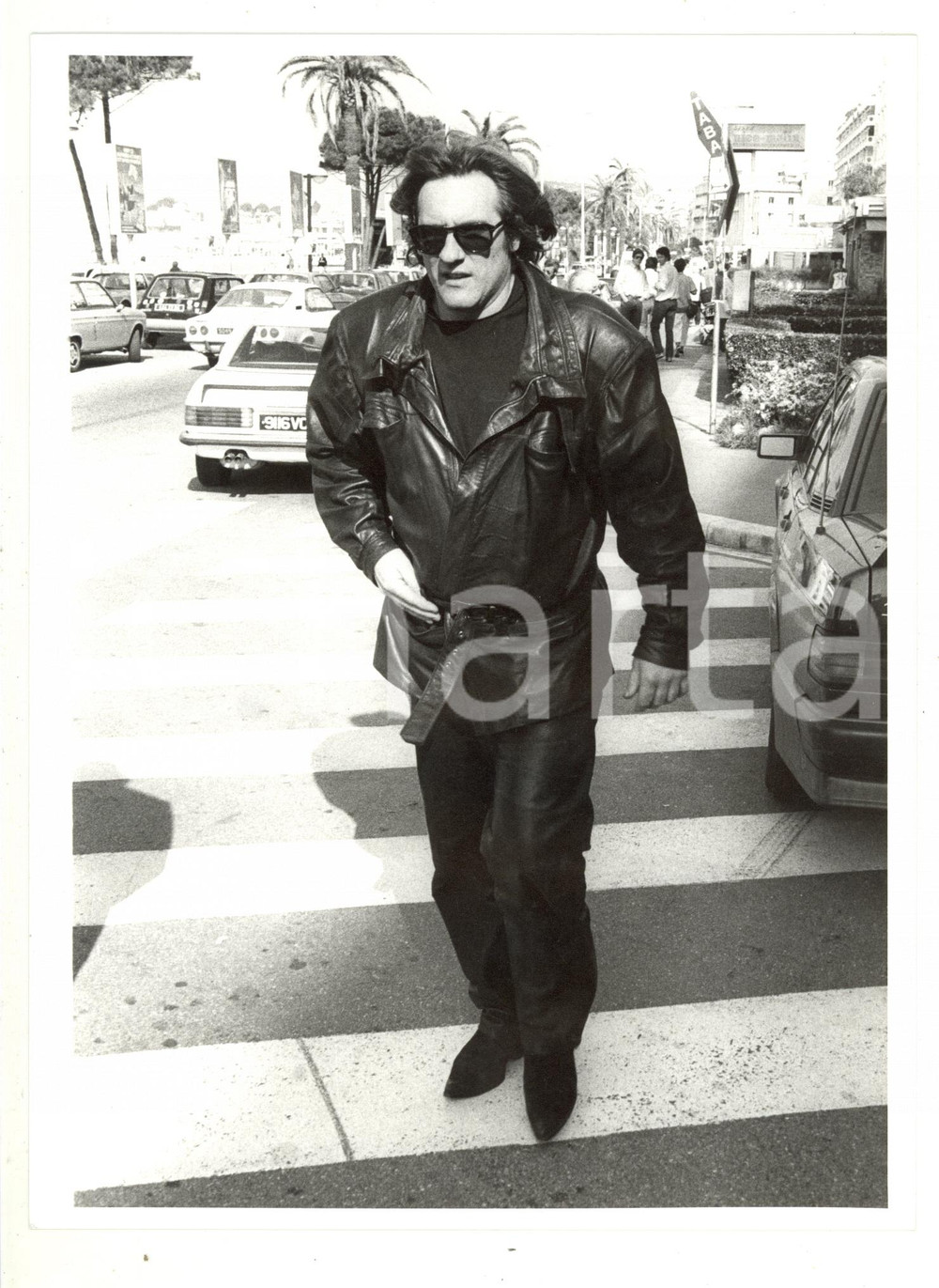 Fotografia d epoca originale 1984 FESTIVAL DI CANNES Gérard DEPARDIEU passeggia lungo la Croisette  Foto 1