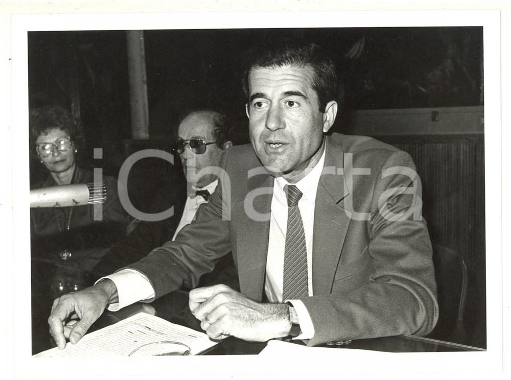 Fotografia d epoca originale 1985 ca COSTUME Almeida FARIA e Manoel de OLIVEIRA a una conferenza stampa 1 1