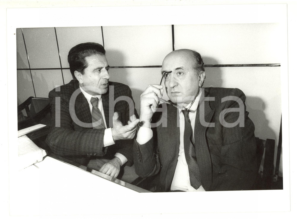 Fotografia d epoca originale 1985 ca POLITICA DC  Paolo CABRAS discute con Ciriaco DE MITA  Foto 24x18 cm 1