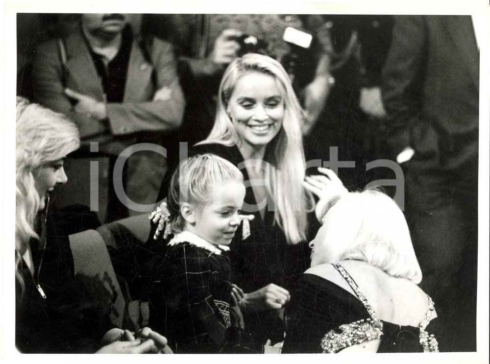 Fotografia d epoca originale 1985 ca COSTUME Raffaella CARRA  Gloria GUIDA e la figlia Guendalina Foto 24x18 1