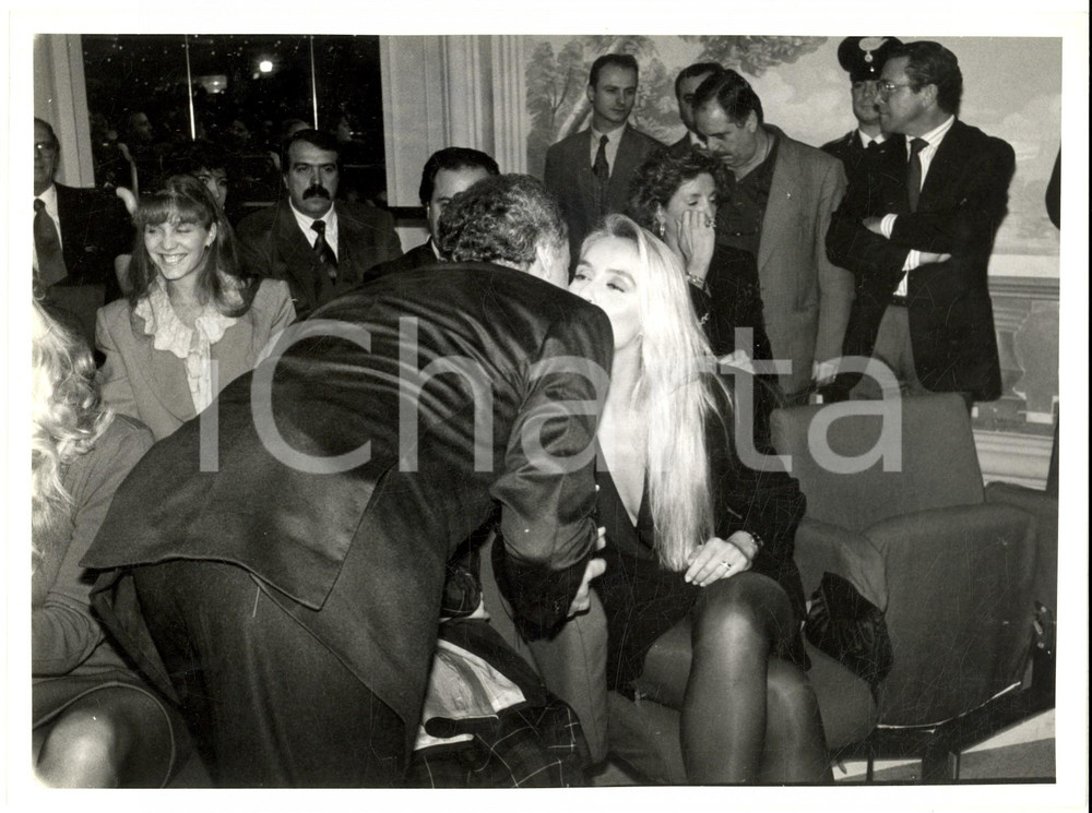 Fotografia d epoca originale 1985 ca COSTUME Gloria GUIDA con il marito Johnny DORELLI  Foto 24x18 cm 1