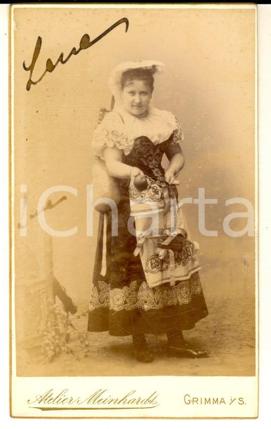 Fotografia d epoca originale 1895 ca GRIMMA GERMANY Ritratto di donna in abito tradizionale Foto MEINHARDT 1