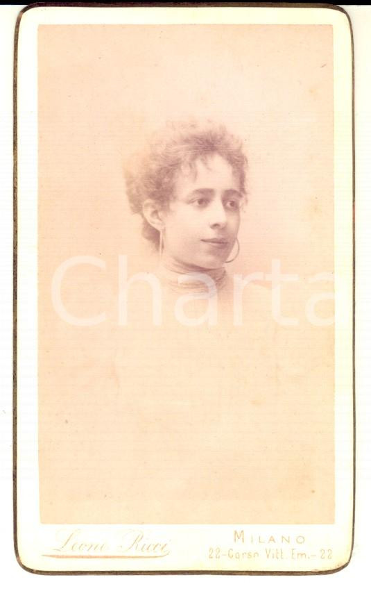 Fotografia d epoca originale 1892 MILANO Ritratto di donna in abito bianco  Foto Leone RICCI CDV 1