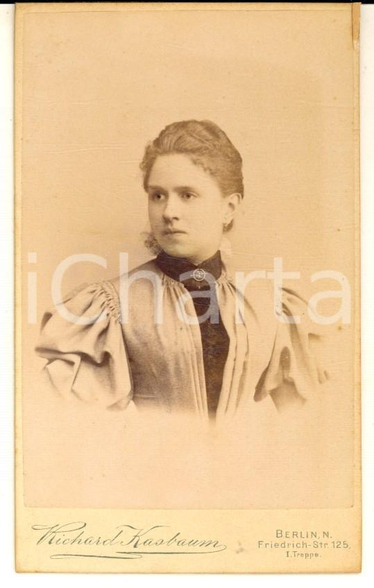 Fotografia d epoca originale 1897 BERLIN Ritratto di giovane donna C. DOMKE  Foto Richard KASBAUM CDV 1