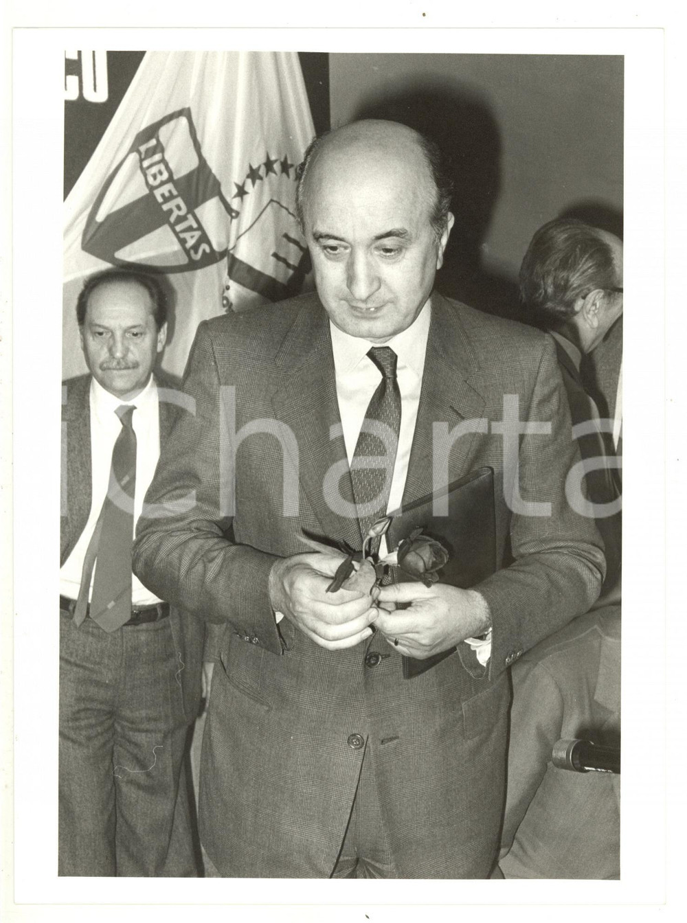 Fotografia d epoca originale 1985 ca POLITICA DC  Ciriaco DE MITA con una rosa in mano  Foto 18x24 cm 1