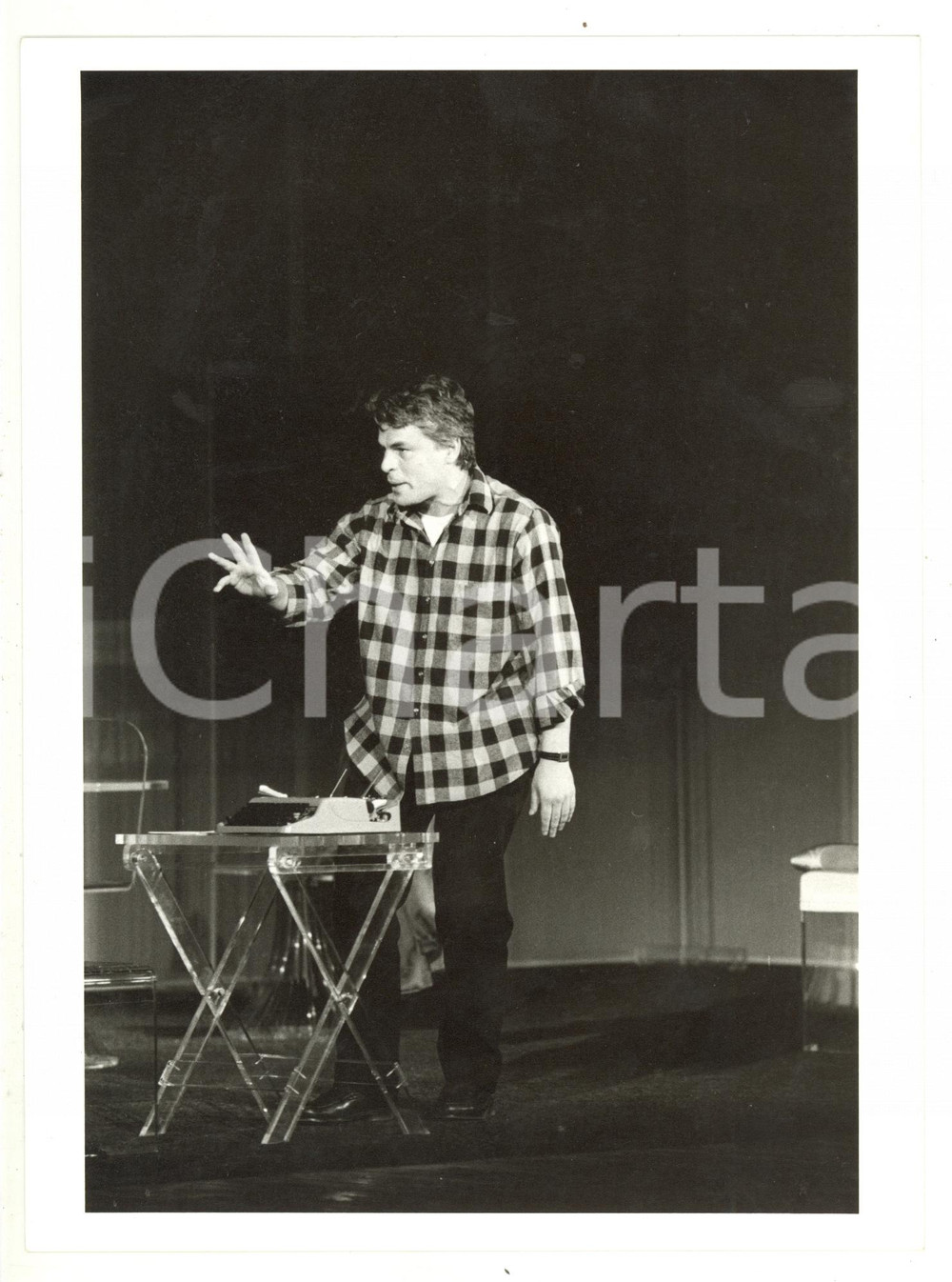 Fotografia d epoca originale 1985 ca TEATRO Ritratto di Michele PLACIDO sul palcoscenico  Foto 18x24 cm 1