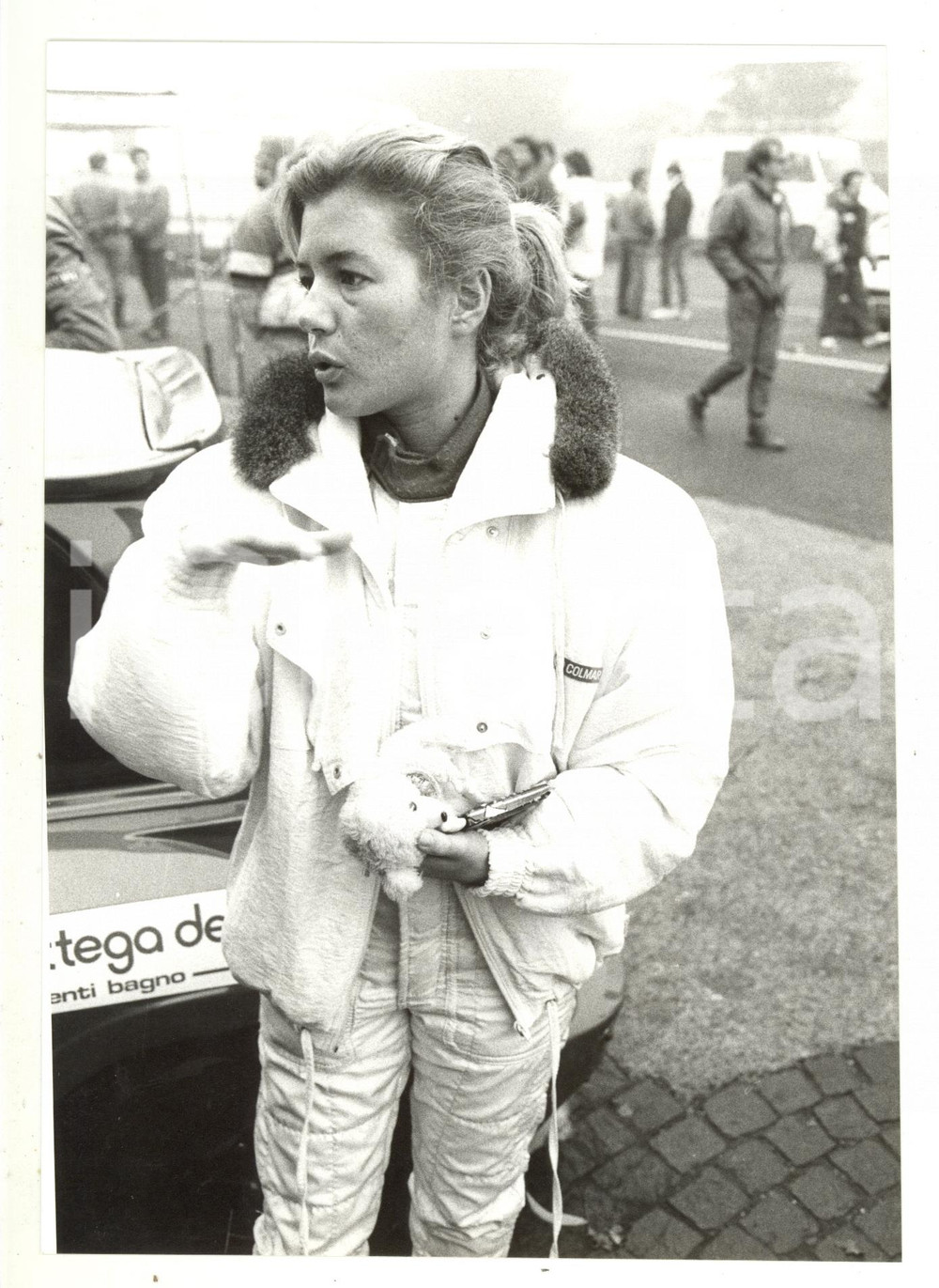 Fotografia d epoca originale 1990 ca COSTUME Patricia PILCHARD su circuito rally con l orsacchiotto BalÃ¹ 1 1