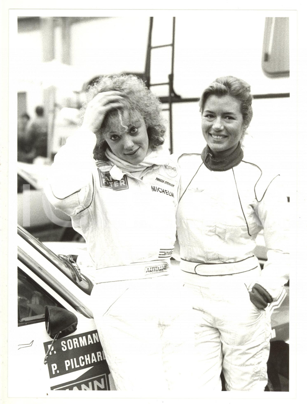 Fotografia d epoca originale 1990 ca COSTUME Patricia PILCHARD Pinuccia SORMANI con auto da rally Foto 1
