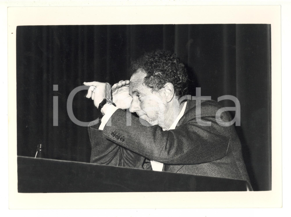 Fotografia d epoca originale 1990 ca ITALIA Ritratto di Fernando AIUTI a un convegno  Foto 24x18 cm 1
